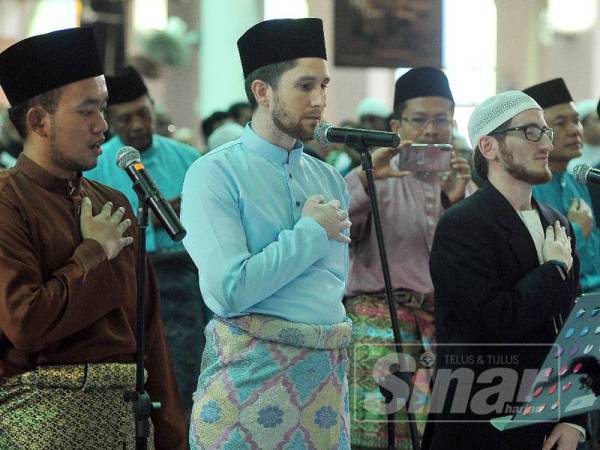 
Mat Dan mengetuai ikrar sempena World #QuranHour yang berlangsung di Masjid Sultan Haji Ahmad Shah, Universiti Islam Antarabangsa (UIA). - FOTO ROSLI TALIB