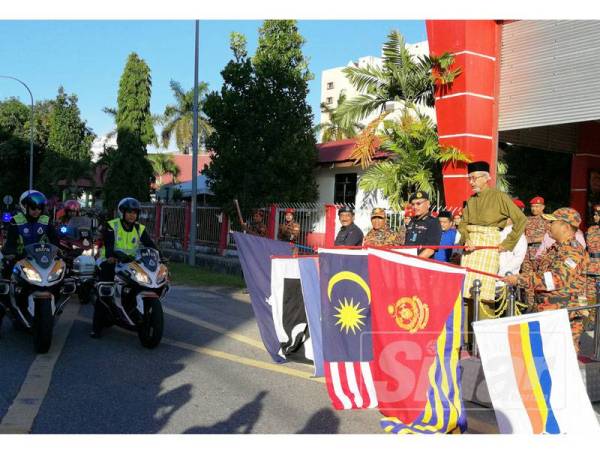 Mohamad Shoki (kanan) sewaktu mengiringi Raja Bahrin (dua, kanan) yang merasmikan Kempen Keselamatan Jalan Raya Sempena Musim Perayaan Aidilfitri 2019.