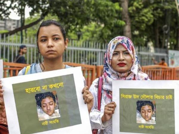 Golongan wanita memegang gambar Nusrat Jahan Rafi sebagai tanda protes di Dhaka. -Foto CNN