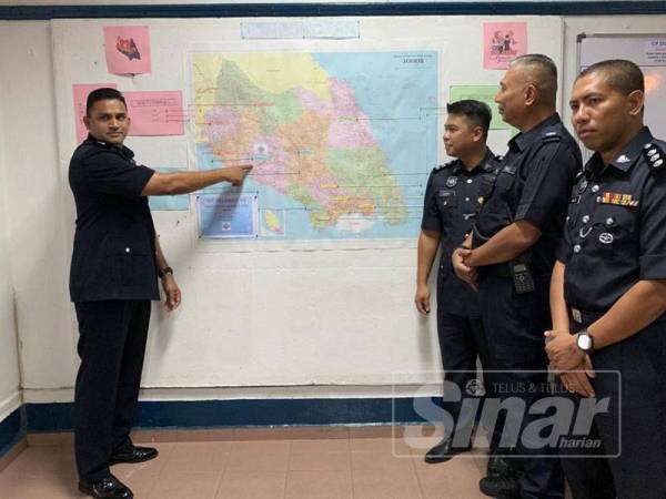 Kumarasan (kiri) menunjukkan lokasi kemalangan maut di negeri ini.