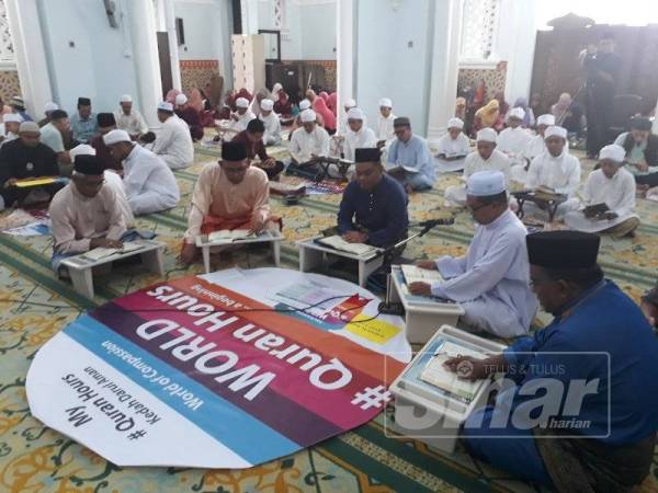 Dr Ismail Salleh (depan, dua, kiri) memuji penganjuran World #QuranHour yang telah memasuki tahun keempat pada tahun ini.