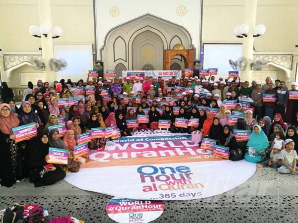 Peserta yang hadir merakamkan gambar kenangan selepas program World #QuranHour di Masjid Sultan Ahmad Shah, Sungai Isap, di sini hari ini.