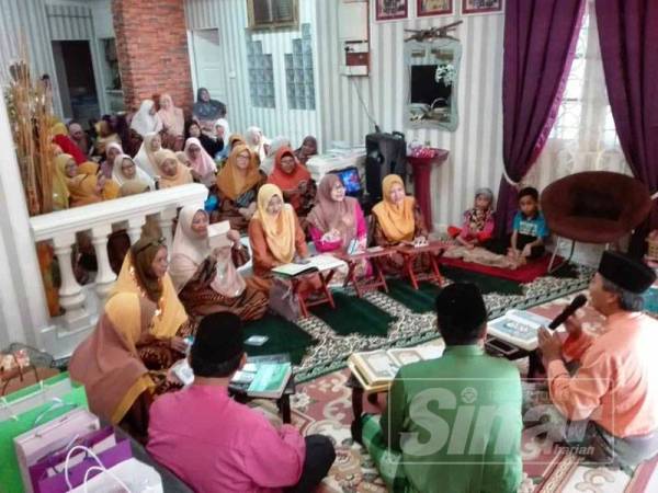 Bacaan Surah Al-Kahfi dan tadabbur Surah Al-Kahfi dipimpin Ustaz Hairul Abdul Karim (kanan) di Rumah Ngaji Komuniti Teluk Muroh, Lumut.