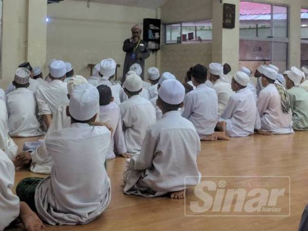 Pelajar Madrasah Mazahirul Ulum Bukit Choras khusyuk mendengar ceramah yang disampaikan.