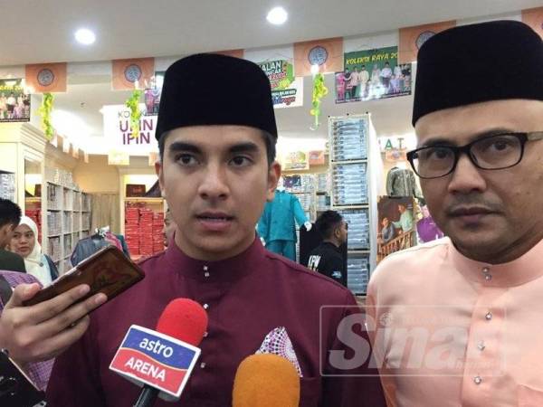 Syed Saddiq bersama Ketua Pegawai Strategi Kumpulan Jakel, Mohd Fuad Ahmad (kanan) selepas majlis sumbangan Jakel Raya kepada golongan asnaf di Jakel Mall hari ini.