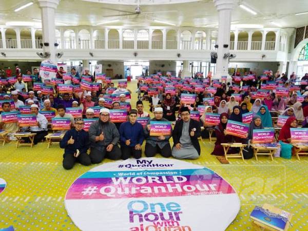 Sebahagian peserta World #QuranHour di Masjid Al-Muktafi Billah Shah, Ladang.