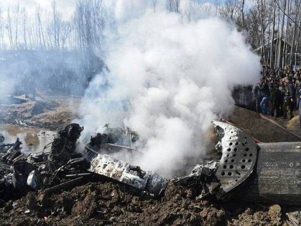 Keadaan helikopter tentera yang terlibat nahas yang meragut empat anggota tentera. – Foto AFP