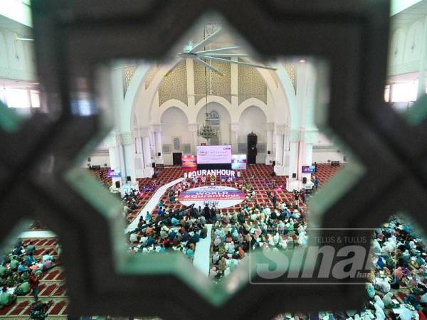 World #QuranHour berlangsung di Masjid Sultan Haji Ahmad Shah, Universiti Islam Antarabangsa (UIAM) hari ini. - Foto: SHARIFUDIN ABDUL RAHIM