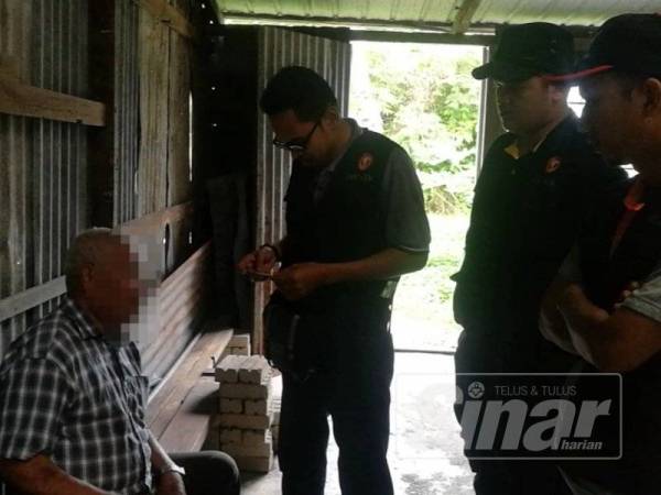 Seorang warga emas ditahan dalam serbuan kedai makan bukan Islam di Alor Janggus, di sini, hari ini.