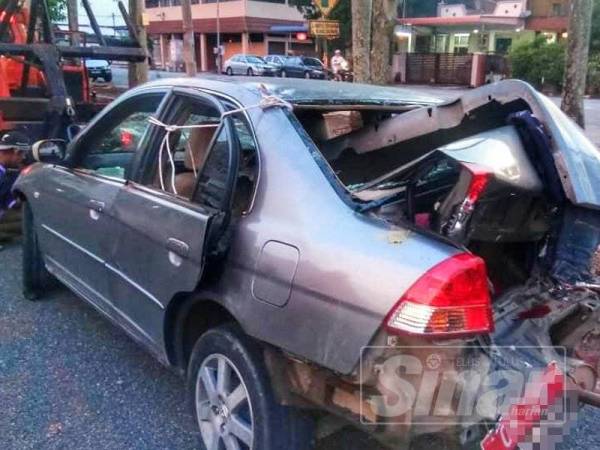 Kereta dinaiki tiga suspek remuk selepas terbabas ketika melarikan diri dari dikejar pemilik lembu.