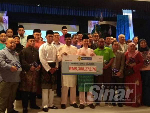 Abdul Basith (empat, kanan) dan Aziudin(lima, kanan) menerima zakat perniagaan sebanyak RM5.4 juta yang dibayar oleh 52 syarikat.