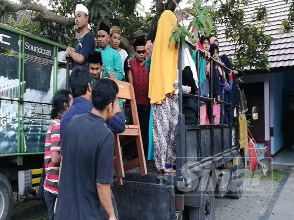 Lori pikap kenderaan anak OKU di Mataram.