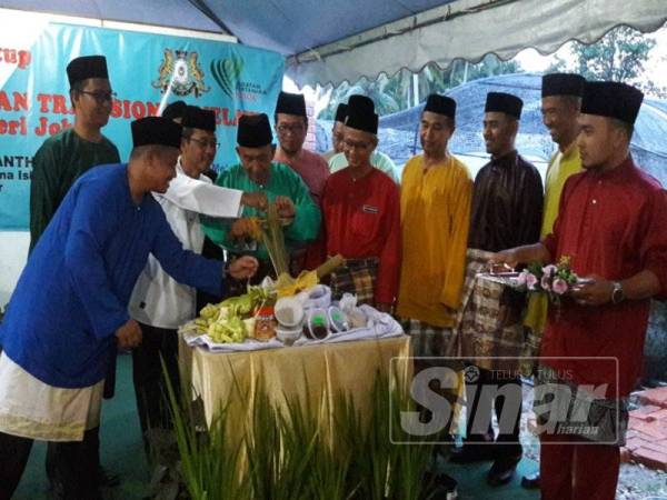 Tosrin (tiga dari kiri) menyempurnakan Majlis Perasmian Penutup Kursus Hands-On Penyediaan Makanan Tradisional Melayu Jabatan Pertanian Negeri Johor di Pusat Sehenti Fertigasi Felda Semenchu, Kota Tinggi.
