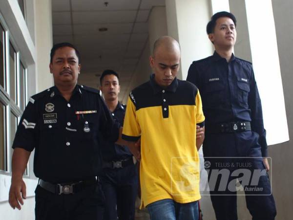 Danial Tan (dua dari kanan) dibicarakan di Makamah Majistret Kompleks Makamah Petaling Jaya hari ini. FOTO:ZAHID IZZANI