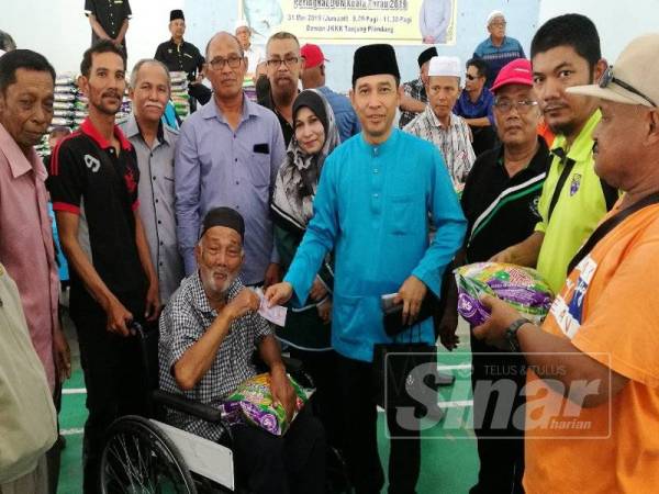 
Abdul Yunus (empat kanan) menyerahkan sumbangan beras dan wang tunai kepada seorang warga emas kurang upaya dalam Program Sumbangan Peduli Rakyat sempena Hari Raya Aidilfitri peringkat DUN Kuala Kurau di Dewan MPKK Tanjung Piandang di sini hari ini.