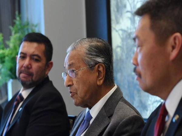 Dr Mahathir (tengah) ketika sidang media bersama wartawan Malaysia selepas mengakhiri lawatan kerja tiga hari beliau ke Tokyo hari ini. -Foto Bernama