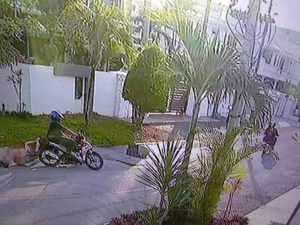 Kejadian ragut warga emas itu berjaya dirakam melalui CCTV dari dua buah rumah di kawasan itu semalam. - Foto ihsan pembaca