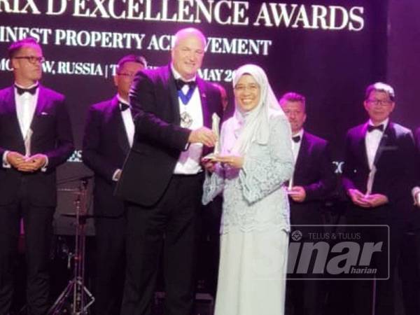 Norita (kanan) mewakili PKNS menerima anugerah berkenaan di Golden Palace, Moscow, Russia.