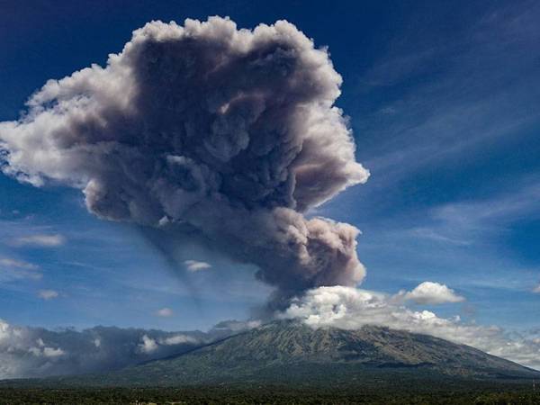 Debu tebal setinggi lebih 2,000 meter yang dimuntahkan Agung hari ini. 