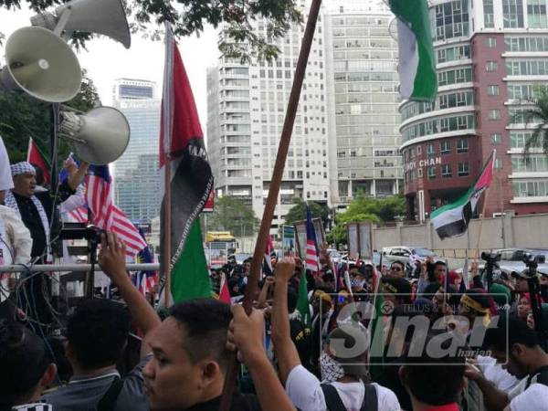 Suasana di sekitar himpunan Aman sempena Hari Al-Quds Sedunia 2019 anjuran Sekretariat Palestin Malaysia yang berlangsung di hadapan Kedutaan Amerika Syarikat di sini hari ini. - Foto Zahid Izzani