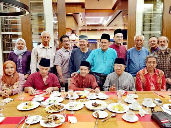 Barisan tetamu kenamaan yang hadir pada majlis berbuka puasa di sini semalam.