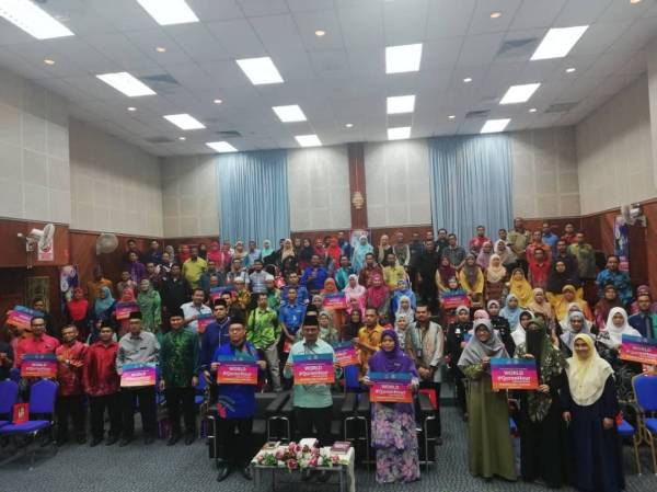 Sebahagian peserta World #QuranHour di Perpustakaan Awam Negeri Perlis menunjukkan tanda sokongan kepada program tersebut semalam.