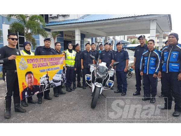 Baharudin (empat dari kanan) mengetuai Konvoi Iftar Ramadan IPD Dungun semalam.