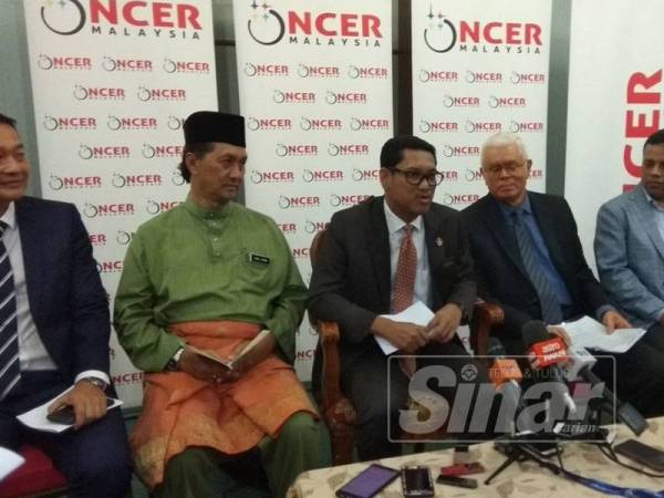 Ahmad Faizal (tiga dari kiri) ketika sidang media selepas menyaksikan Majlis Pertukaran MoU antara NCIA, Kerajaan, Perak dan Syarikat-syarikat GBS di Bangunan Perak Darul Ridzuan, di sini hari ini.