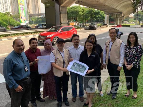 Hannah Yeoh bersama wakil DBKL dan penduduk ketika turun padang hari ini.