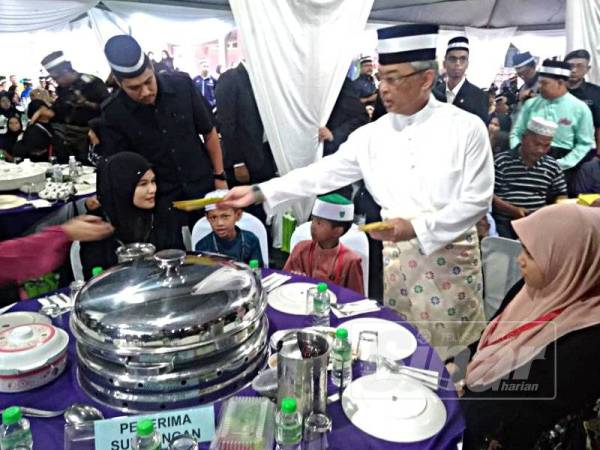 Baginda berkenan menyampaikan sumbangan kepada penerima terpilih pada Majlis Berbuka Puasa Bersama Rakyat Daerah Maran di Masjid Felda Jengka 5 di sini hari ini.