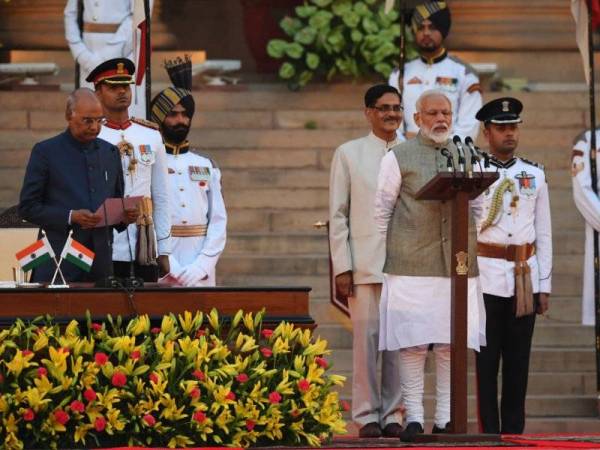 Narendra Modi mengangkat sumpah sebagai Perdana Menteri India bagi penggal kedua di Istana Presiden semalam. - Foto AFP
