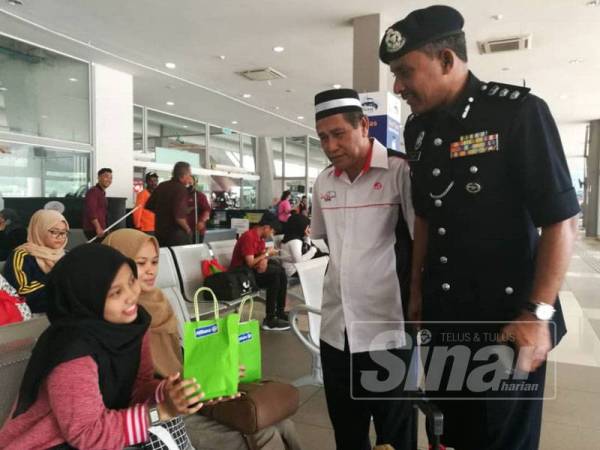 Mohamad Noor (kanan) beramah mesra bersama orang ramai yang ingin ke pulang ke kampung pada Program Balik Kampung dan Pelancaran Op Selamat 15/2019 Hari Raya Aidilfitri di Terminal Bas Kuantan di sini hari ini.