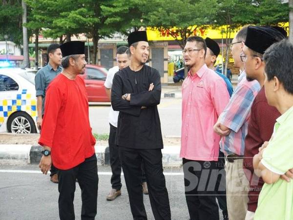 Shahril Nizam (kiri) ketika mengiringi Menteri Besar Johor, Datuk Dr Sahruddin Jamal (tengah) meninjau Dataran Labis baru-baru ini. 