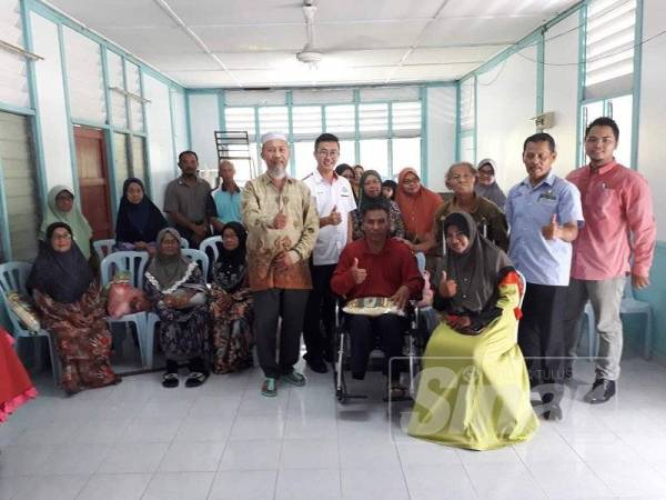 Tung Siong menghadiri program penyampaian sumbangan Ramadan kepada penduduk di sekitar Kampung Parit Sikom Ulu kelmarin.