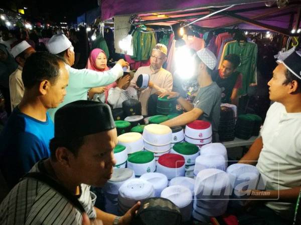 Bazar raya Pekan Batu Enam menawarkan pelbagai pilihan barangan yang diperlukan.