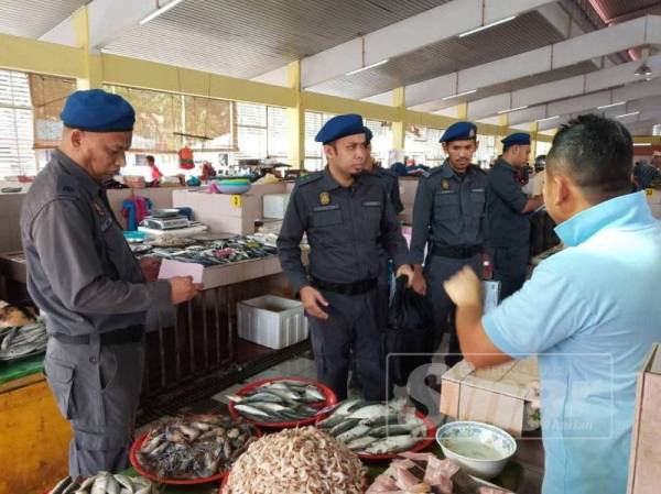 Pegawai KPDNHEP Cawangan Gerik memeriksa harga barangan di Pasar Awam Gerik bagi memastikan peniaga mematuhi peraturan yang ditetapkan sepanjang tempoh pelaksanaan SHMMP.