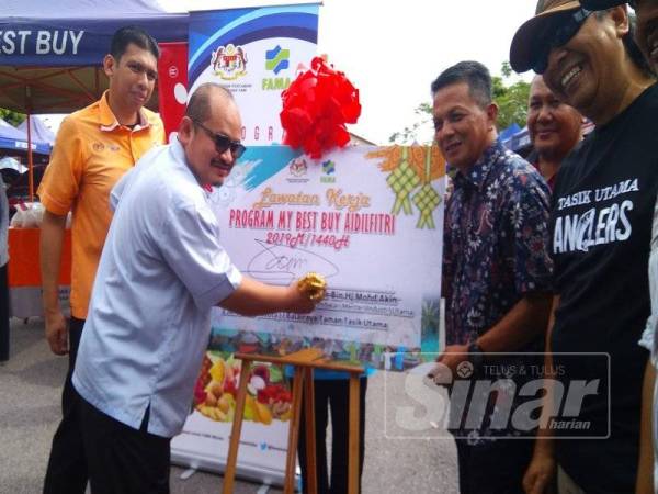 Shamsul Iskandar menandatangani pelancaran program My Best Buy Pra Aidilfitri di Taman Tasek Ayer Keroh, di sini hari ini.