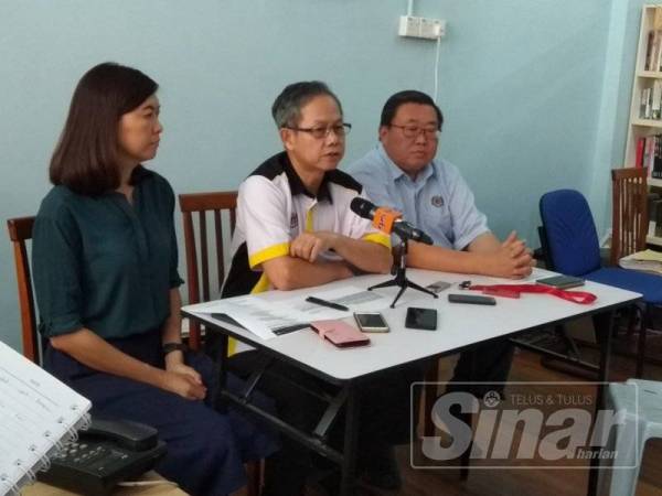 Boon Chye (tengah) ketika sidang media yang turut disertai Thomas dan Sandrea di Pejabat Ahli Parlimen Gopeng, di sini hari ini.