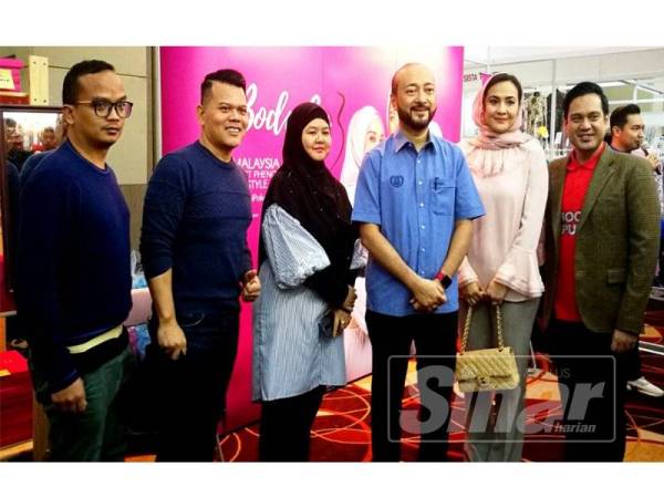 Usahawan Mood Republik Kedah Raya mengambil peluang merakamkan kenangan bersama Mukhriz (tiga dari kanan) ketika beliau meninjau gerai jualan dan pameran di sini hari ini.