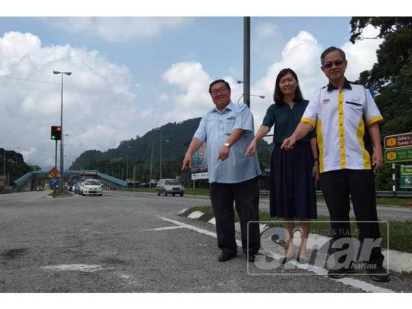 Boon Chye (kanan) bersama Thomas Su dan Sandrea Ng menunjukkan jalan yang akan diselenggara ketika melawat kawasan berhampiran persimpangan tol Gopeng, di sini hari ini.