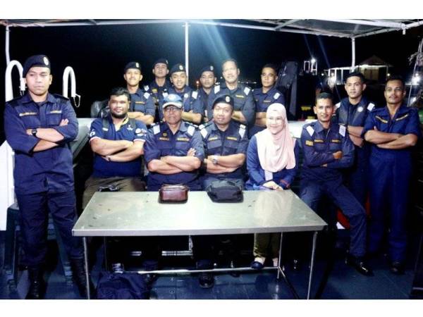 Rozali (tiga dari kiri) bersama sebahagian anggota APMM selepas mengagihkan juadah berbuka kepada nelayan.- Foto: APMM Kedah/Perlis