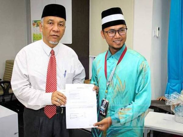 Ami Nardin menyerahkan cek RM80,000 kepada Muhammad Hafiz bagi pembelian dua mesin hemodialisis.