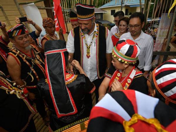 Gobind Singh Deo tiba pada program pemimpin bersama rakyat di Kampung Benuk di Jalan Puncak Borneo hari ini. - Foto Bernama