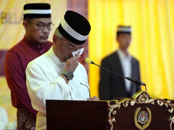 Yang di-Pertuan Agong Al-Sultan Abdullah Ri'ayatuddin Al-Mustafa Billah Shah mengalirkan air mata mengenangkan Paduka Ayahanda Almarhum Sultan Ahmad Shah ketika bertitah pada Majlis Perasmian Masjid Temerloh Baru dan Berbuka Puasa Bersama Rakyat Jelata, hari ini. - Foto Bernama