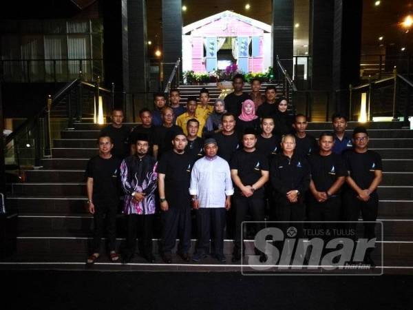 Dr Khairuddin bersama kakitangan Duyong Marina & Resort menyertai program Singgah Sahur.
