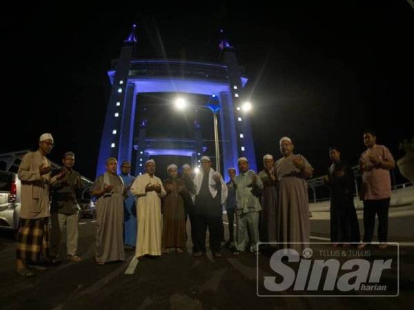 Para jemaah mengaminkan bacaan doa selepas solat hajat di dalam menara drawbridge malam tadi.