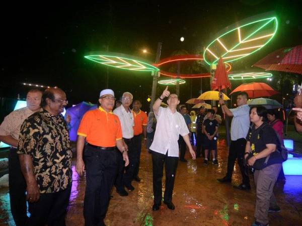 Menteri Kewangan Lim Guan Eng (tengah) ketika melawat sekitar kawasan lampu hiasan pada Majlis Perasmian Projek Pencahayaan Dataran Pemuda Merdeka hari ini. Foto: Bernama