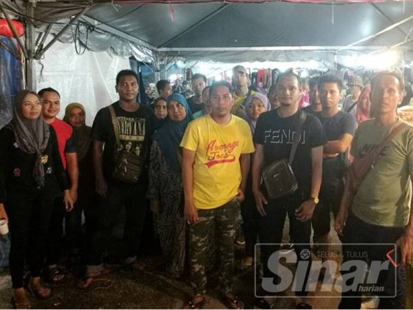 Sekumpulan peniaga membantah arahan dikeluarkan berhubung larangan berniaga pada malam terakhir Ramadan.