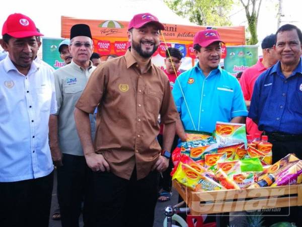 Mukhriz (dua dari kiri) selepas gimik pelancaran Jualan Harapan Rakyat Pra-Syawal peringkat negeri, yang diadakan di Pasar Tani Taman Wira Mergong.