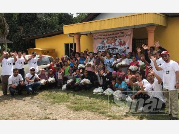 Orang asal disantuni Persatuan Kesihatan dan Keselamatan Industri Malaysia (MiSHA), Persatuan Penyiar Muda Malaysia (Mybro) dan Madrasah Aziziah pada Program Kongsi Raya bersama Warga Asal, di sini.